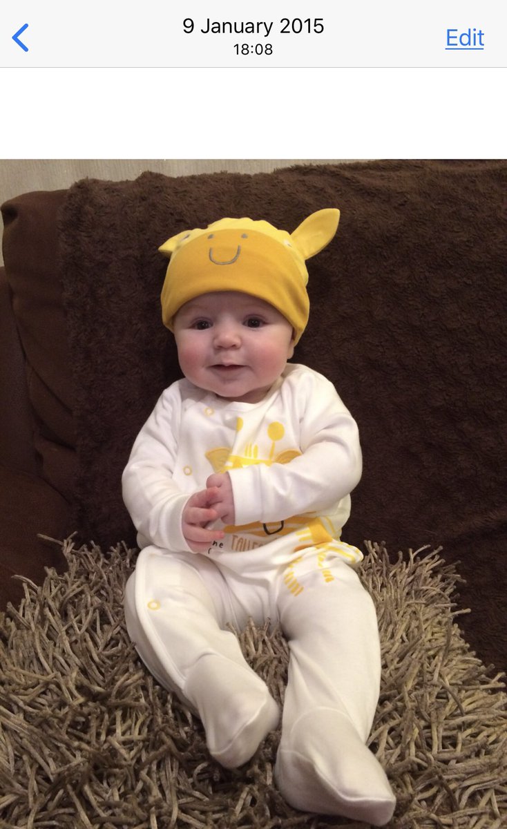 PopplewellC's tweet photo. OMG look at my little Teddy giraffe 😂💙

Blame nanny she brought the outfit 🤦🏼‍♀️ #cute #baby #throwback #giraffe #teddy #edward https://t.co/Ts8ks2VkLK