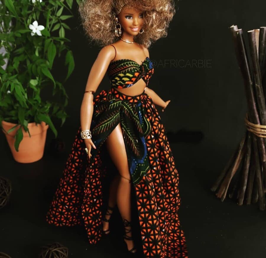 SNladny's tweet photo. #coupdecoeur: je découvre par hasard sur @instagram la page d’@africarbie: une jeune femme qui crée, customise et confectionne des barbies aux looks africains. Just WAOUH😍
Quelques images pour le plaisir des 👀! 
Follow👉🏽👉🏽https://t.co/a4elON30MB
#africanprint #Afroptimiste https://t.co/wtFSUYbqNw