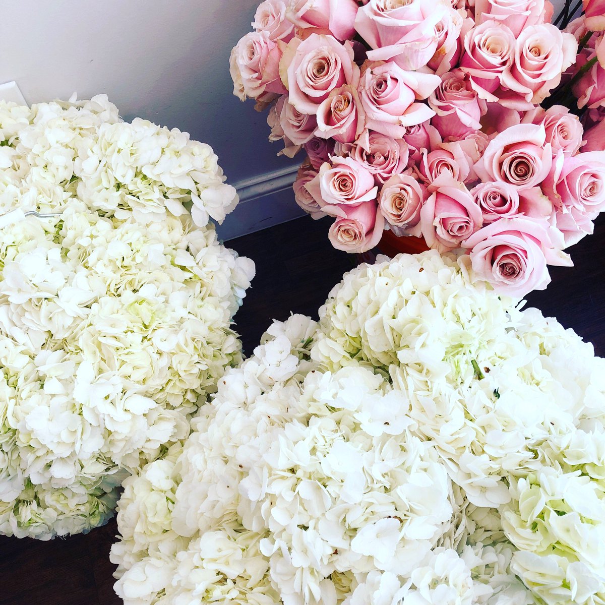 brooklyndecor's tweet photo. The before and after #florals #floraldecor #EventPlanner https://t.co/BzLljXRl07