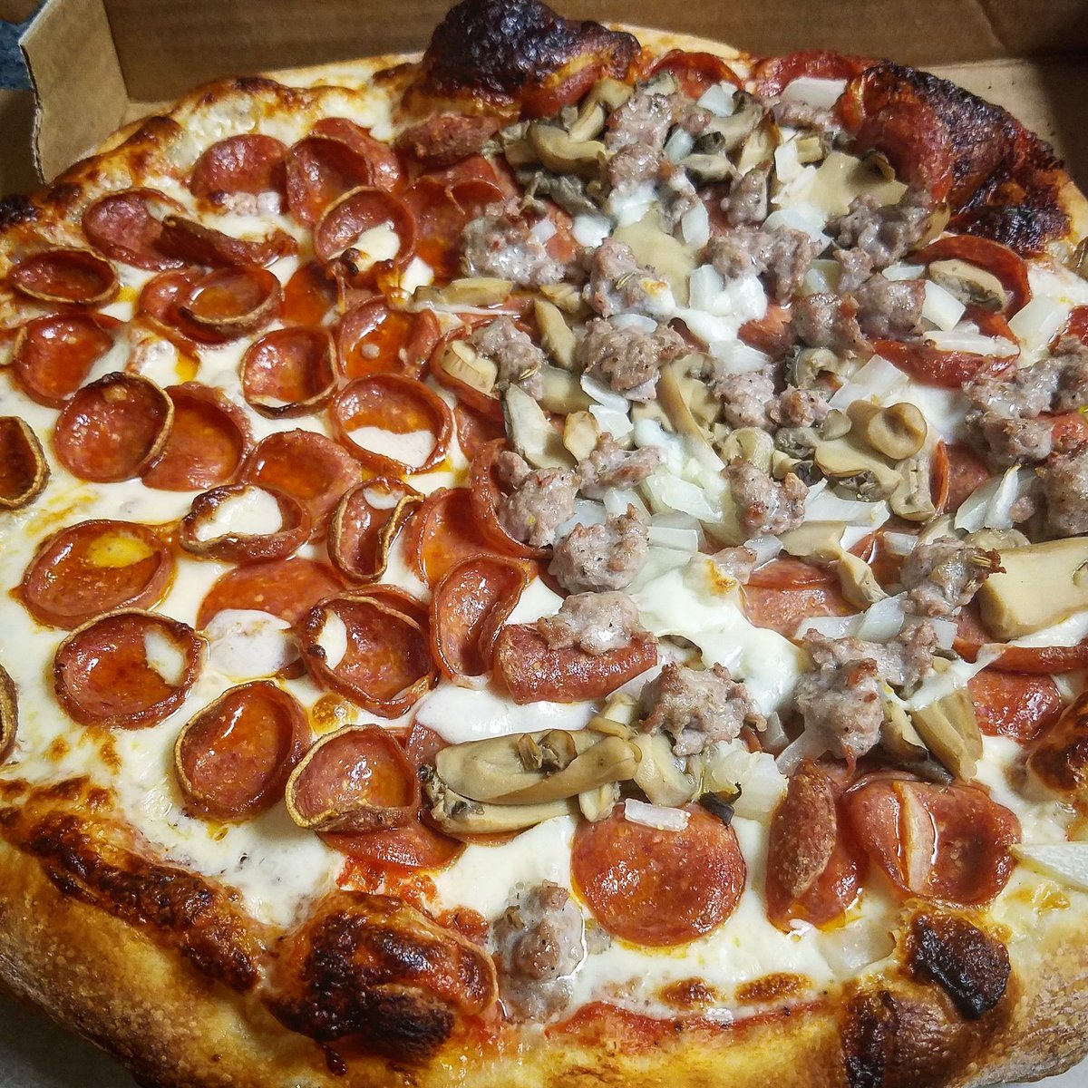 DeLindasP's tweet photo. Extra cheese goes a long way #extracheeseplease #delindaspizza #delindas #pizza #delish #goodeats #getsome https://t.co/gZTm6B3od2
