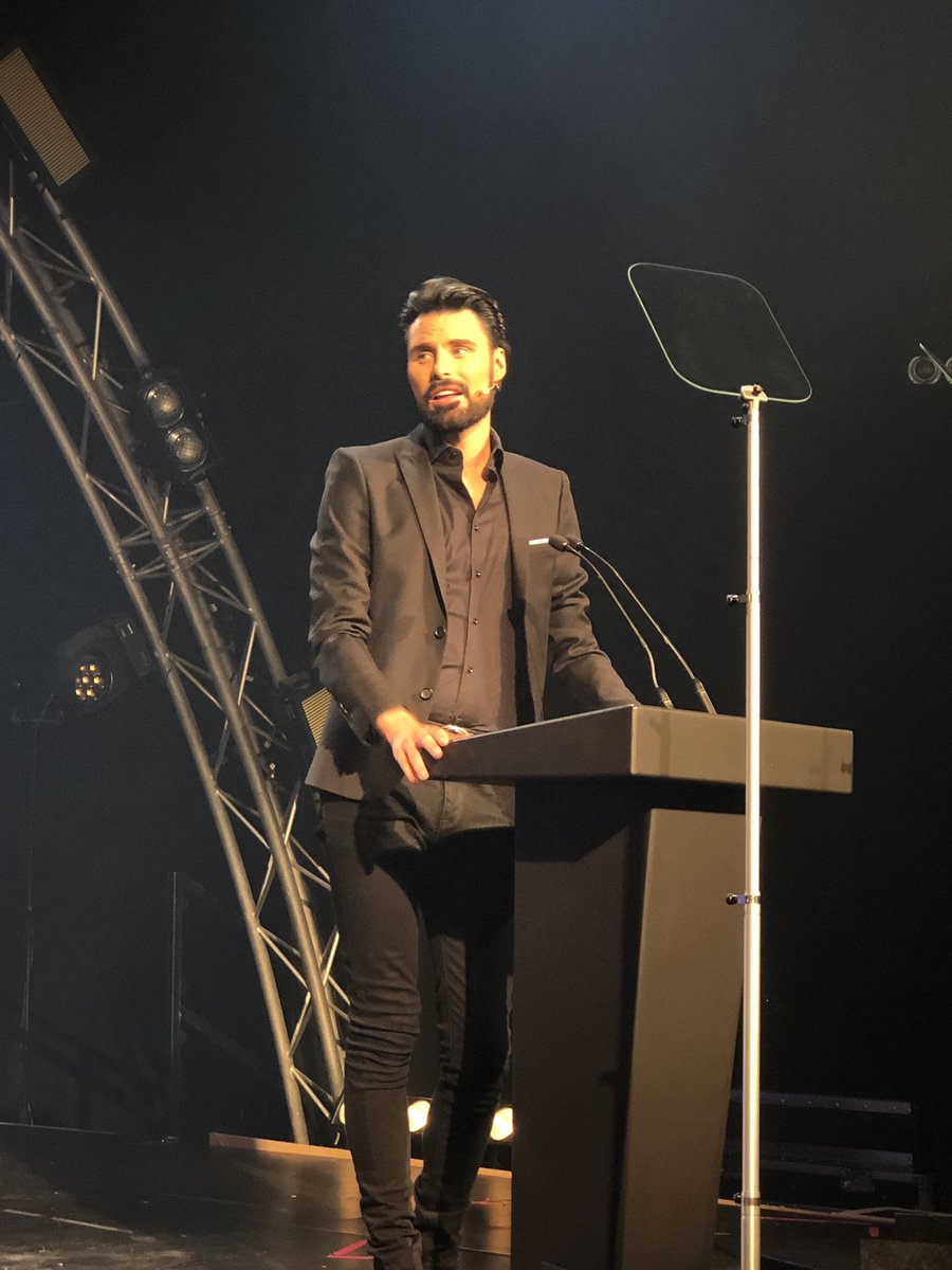 headmastersuk's tweet photo. Our amazing host for the night is the fabulous @Rylan 🎉 #HMAwards #destinationhair #Headmastersuk #TimeToShine https://t.co/tmMvlkmRGn