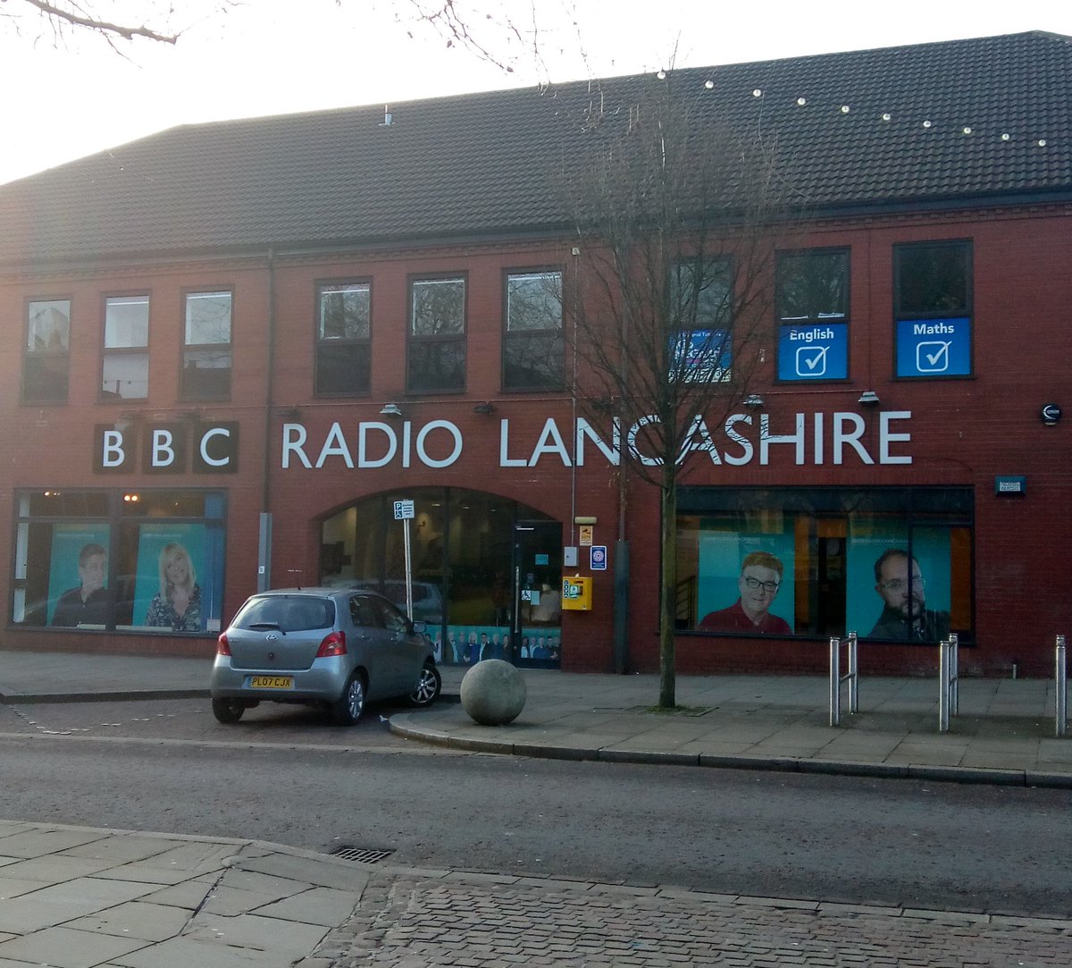 writewyattuk's tweet photo. Great to chat with @GrantStottOnAir &amp; @BoffeyIan @BBCRadioScot @Ireallyamcam @BBCJersey #SimonLogan @bbcnewcastle &amp; @TammyGooding @bbchw today while shamelessly plugging @ThisBooks Guide to #TheClash from a studio at @BBCLancashire https://t.co/rqCRTFTLdP