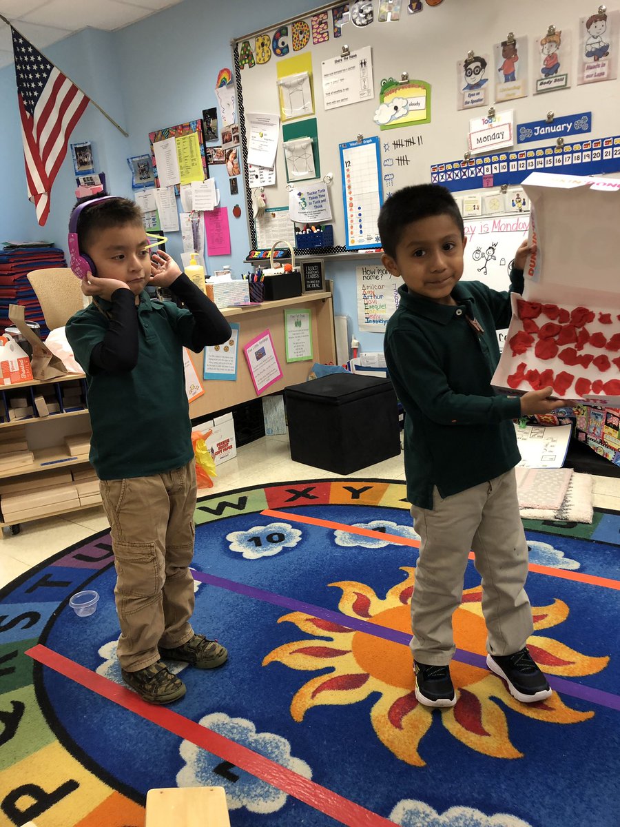MrsDatreLB's tweet photo. Serving our customers and giving them π―% satisfaction!πππ₯€#restaurantunit #props #roles #actions #customers #employees #buildingvocabulary #makebelieveplay @MrsJaimeReilly @Tools_PreKTeach https://t.co/Pl4eIPnXun
