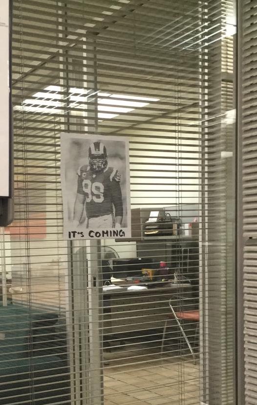 diegogarza4's tweet photo. Un amigo que le va a rams trabaja con otro amigo que le va a dallas y esta semana se están dando guerra psicológica haciendo cosas como estas😂. #Godinezgoals https://t.co/Wg8TdxV6FT