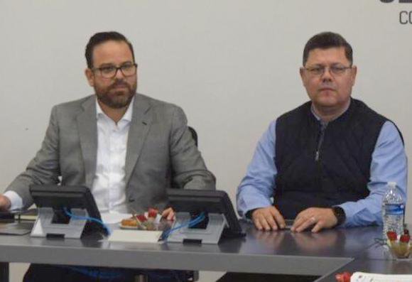 SonoraSeguridad's tweet photo. Como parte del Programa de Fortalecimiento a Policías Municipales, el Secretario @davidanayac acompañado de los coordinadores del C3 e @IsspeSonora se reunió con el Secretario del H. Ayuntamiento de #Caborca Víctor Hugo Ortíz Santacruz y el Comisario Eduardo Leal Molina. https://t.co/jBvzv8Gd8D