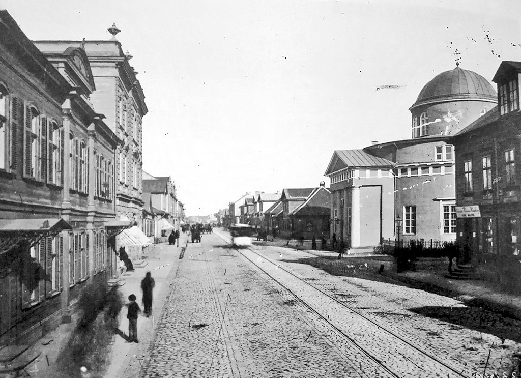 otucis's tweet photo. Brīvības iela 19. gadsimta beigās un šodien. Pārsteidzoši, kā Rīgas centrs dažās desmitgadēs no koka divstāvu apbūves mainījās uz sešstāvu mūra pilsētu. https://t.co/niR180zP4I
