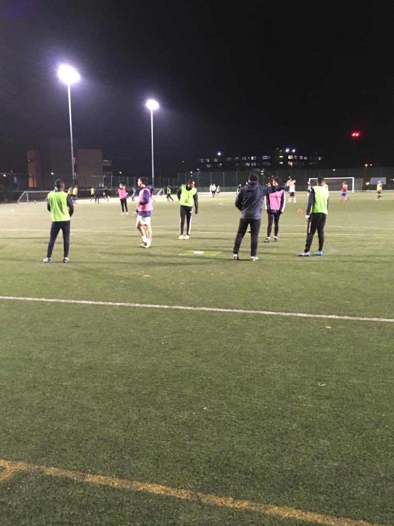 Scamperkemp2120's tweet photo. Greens (defending) were made to work hard by the Pink (attacking) team tonight in a Defensive session on “Preventing forward passing” in a SSG. Great work rate and desire shown by the @guildfordcity lads. #teamwork #lovedefending https://t.co/wtDXvTCG3Z