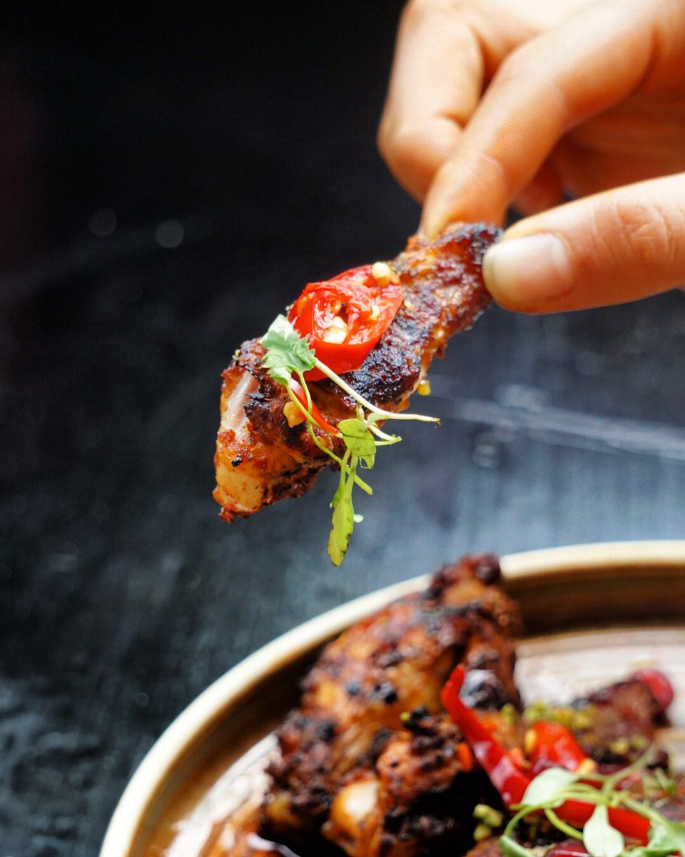 Keeping my friends close and my chicken wings closer. 💁🏻‍♀️🍗 #yosmalondon #mezze #chickenwings #turkish #turkishdelight #foodgasm #foodpic #yum #eat #foodpics #eeeeats #foodies #foods  #thisislondon #londonlife #meat #devourpowerlondon #foodporn #restaurants #eaterlondon #cravings