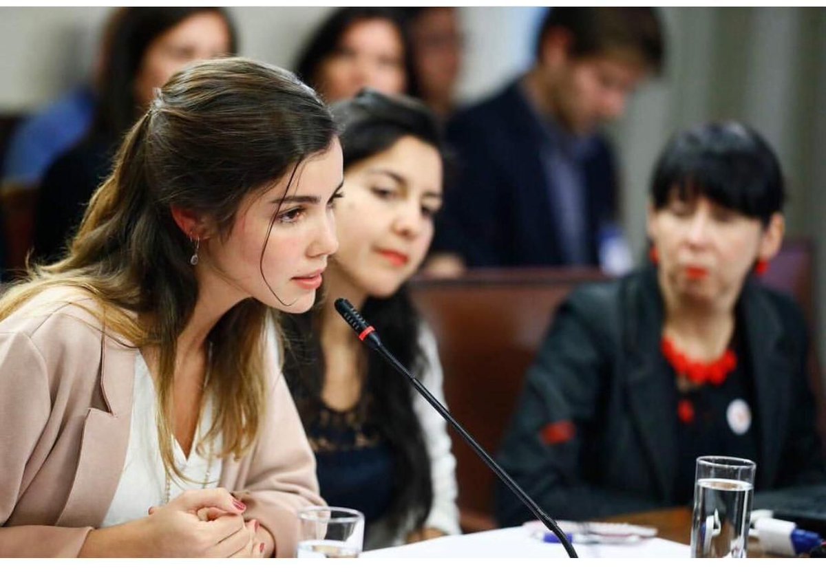 MujerImpacta's tweet photo. "El cyberbullying es un fenómeno distinto al bullying pero que atenta con igual o incluso más fuerza contra la convivencia escolar”, dijo Andrea Henríquez, directora de #VolandoEnV, ante la Comisión de Educación de la Cámara de Diputados.
Ella es @MujerImpacta #Premio2018 https://t.co/iflwsxIPZX