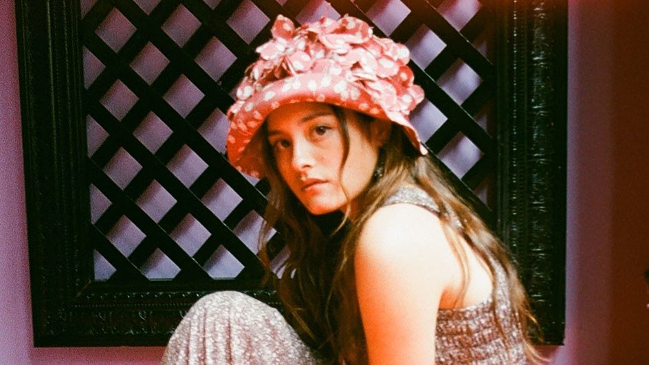 VogueRunway's tweet photo. .@MarcJacobs isn't the only designer turning back the hands of time. Jacobs asked longtime friend @AnnaSui to bring back some looks from her own iconic grunge collection. https://t.co/7f3nhWC0dz https://t.co/kOxXMvapWX