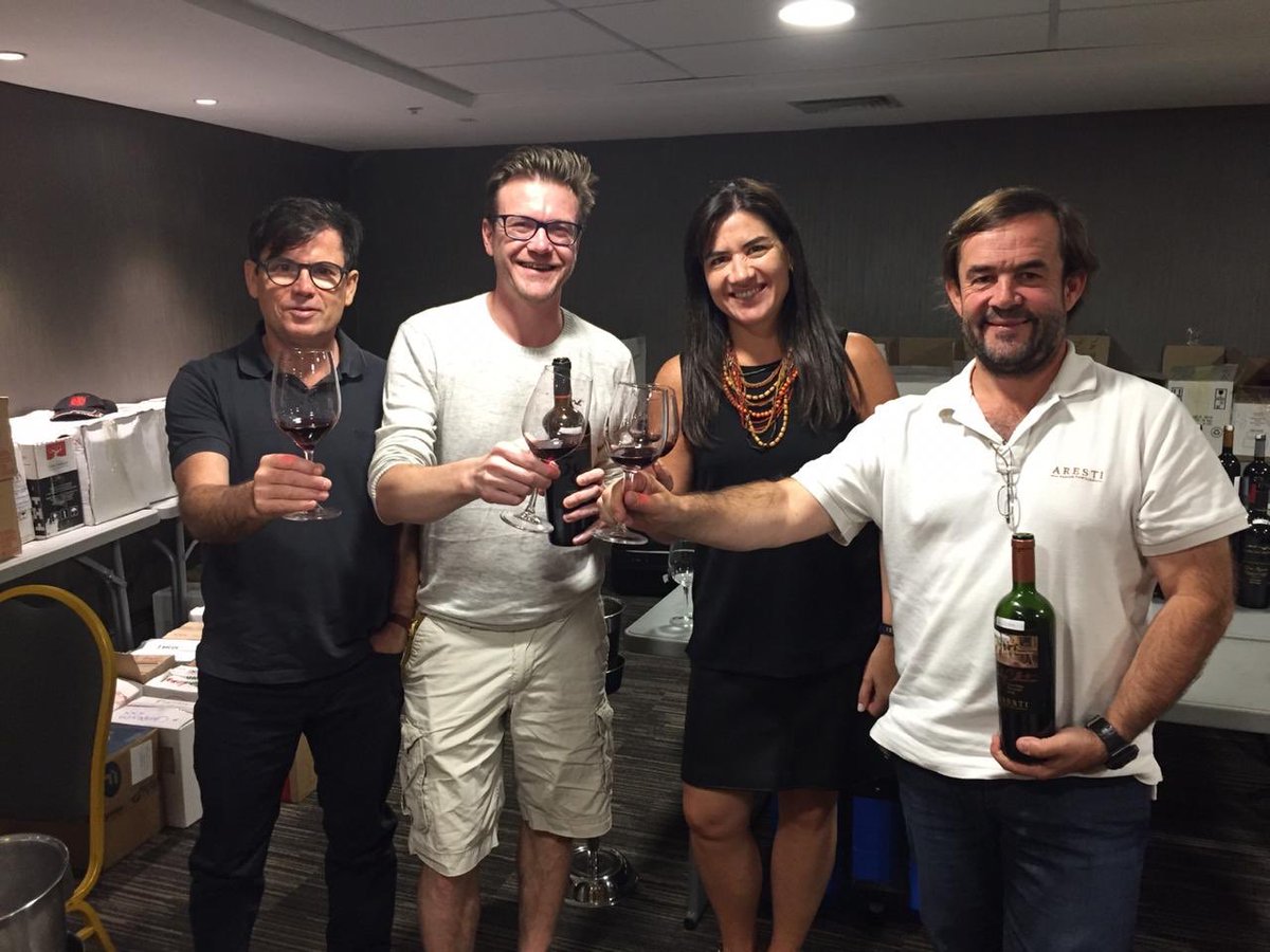 Degustando tremendos vinos #TrisquelSeries #380 #FamilyCollection con ⁦<a href="/alicooper_mw/">Alistair Cooper MW</a>⁩ ⁦<a href="/pablougartecc/">Pablo Ugarte</a>⁩ #Catador <a href="/ArestiChileWine/">Aresti Chile Wine</a>⁩ cheers!
