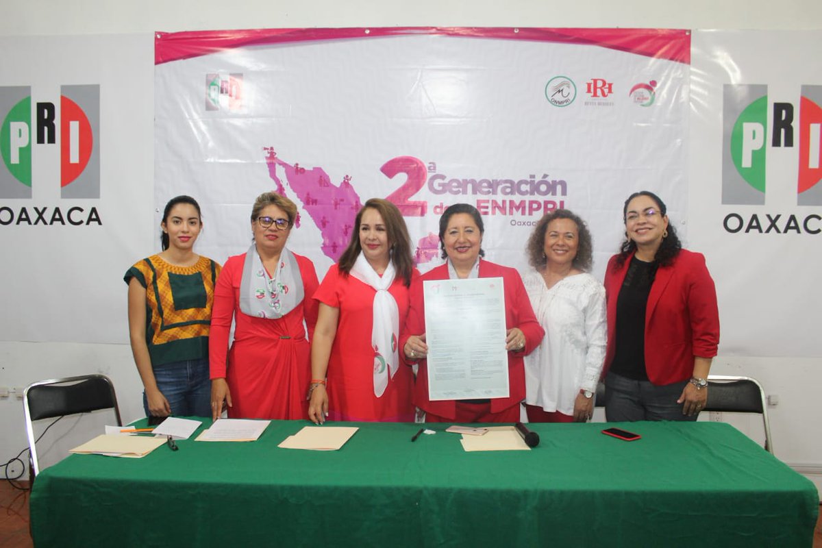 ONMPRIOAXACA's tweet photo. Nuestra presidenta @YolandaLopezDip en compañía de la Dir. Estatal de la #ENMPRI Fanny Ivonne Guzmán, realizaron la publicación Estatal de la convocatoria para la #2aGeneración de la @ENMPRIISTAS. Te invitamos a inscribirte para fortalecer y empoderar tu liderazgo político. https://t.co/eqN7CiT6h4