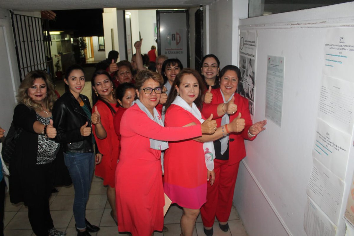 ONMPRIOAXACA's tweet photo. Nuestra presidenta @YolandaLopezDip en compañía de la Dir. Estatal de la #ENMPRI Fanny Ivonne Guzmán, realizaron la publicación Estatal de la convocatoria para la #2aGeneración de la @ENMPRIISTAS. Te invitamos a inscribirte para fortalecer y empoderar tu liderazgo político. https://t.co/eqN7CiT6h4