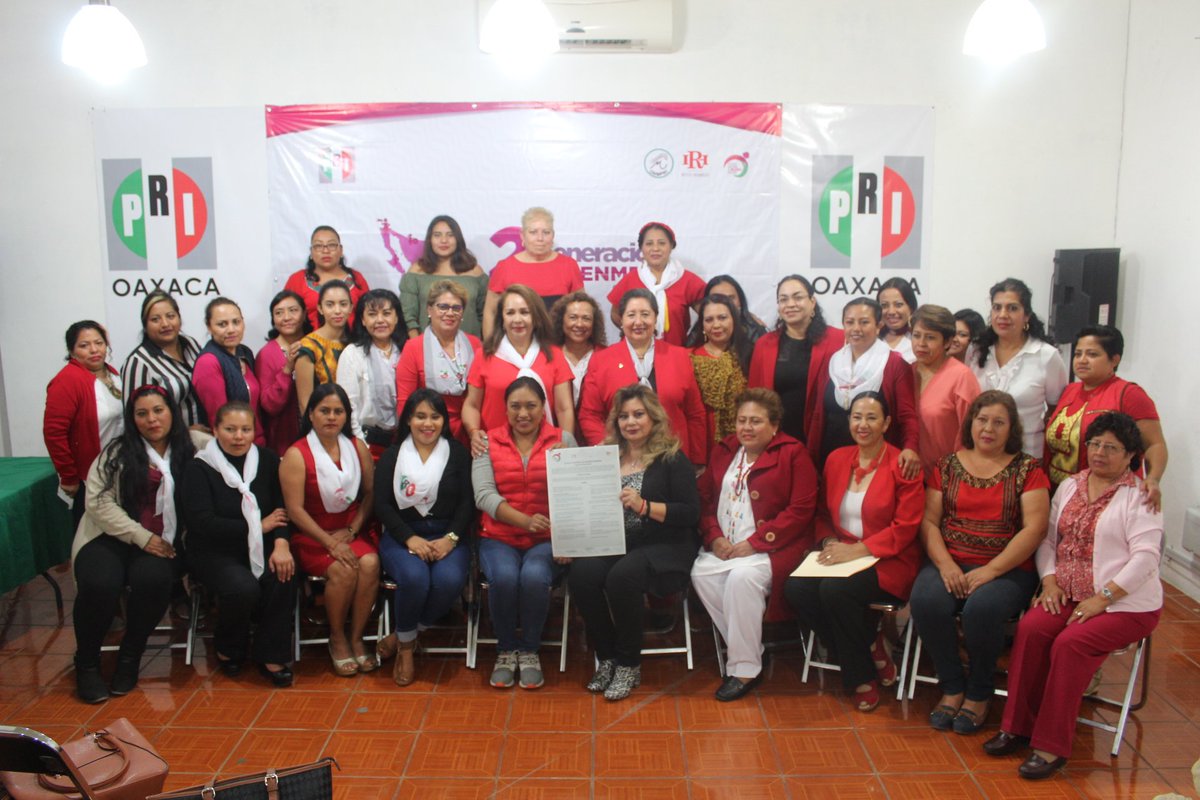 ONMPRIOAXACA's tweet photo. Nuestra presidenta @YolandaLopezDip en compañía de la Dir. Estatal de la #ENMPRI Fanny Ivonne Guzmán, realizaron la publicación Estatal de la convocatoria para la #2aGeneración de la @ENMPRIISTAS. Te invitamos a inscribirte para fortalecer y empoderar tu liderazgo político. https://t.co/eqN7CiT6h4