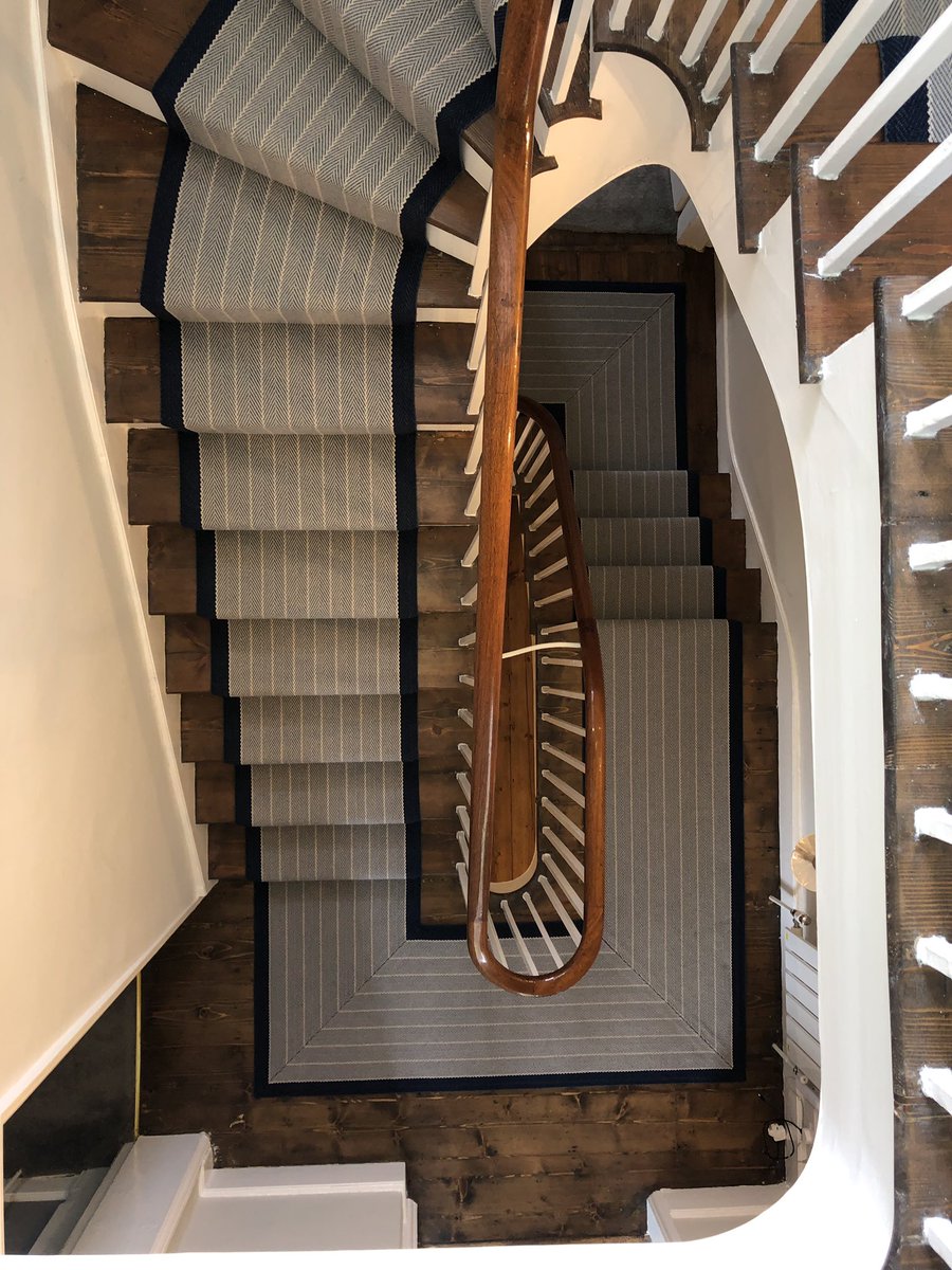 Eddollscarpets's tweet photo. This is my last 3 days work. 32 linear mtrs of @Roger_OatesUK Dart Midnight,  mitres machine sewn by us in our workshop. Fitted over the excellent @AxminsterUK Axfelt 65 underlay.
#flatweaves #stairrunner #winchester https://t.co/lBEw9pFsKt