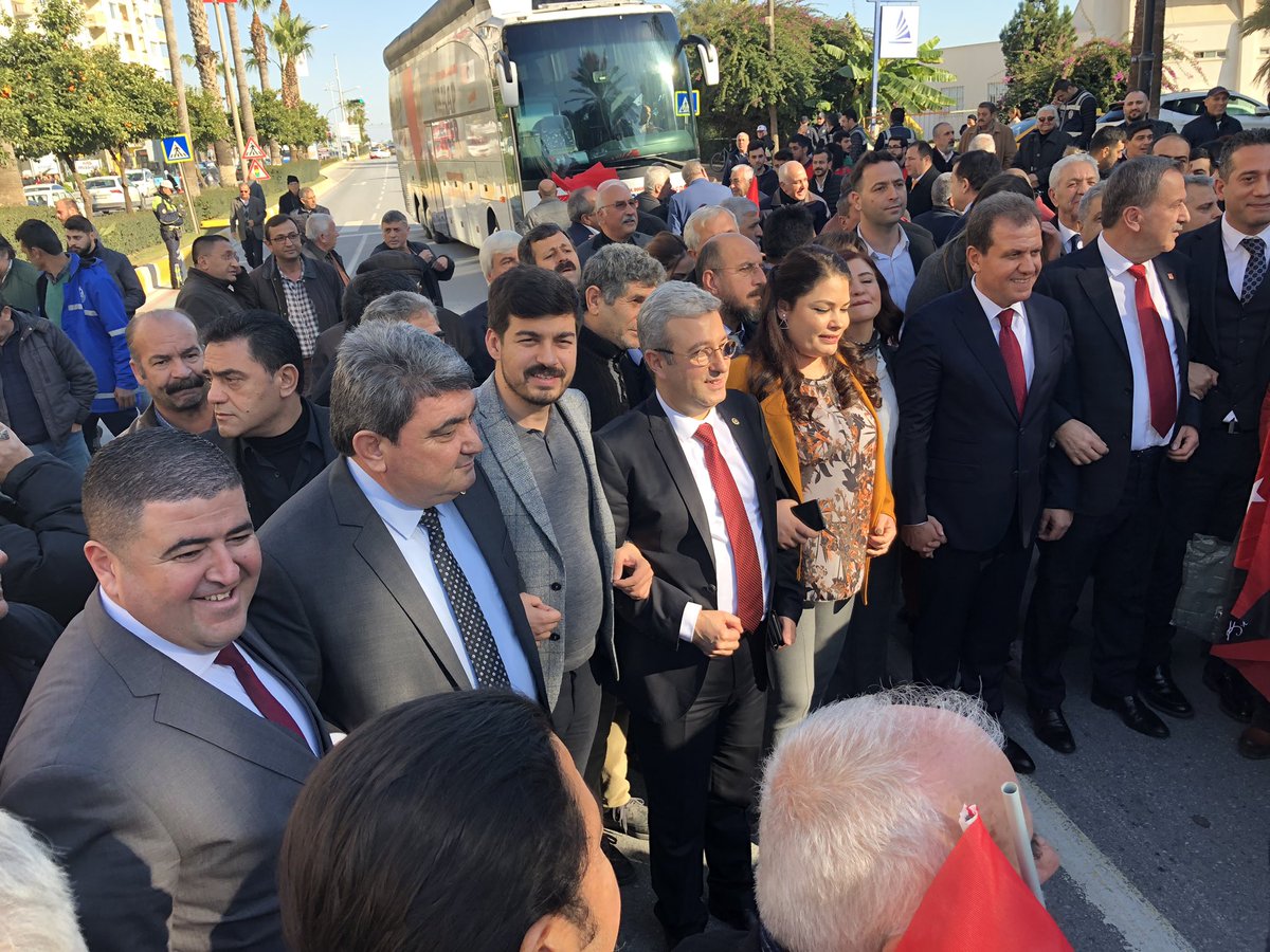 ahmetstuncer's tweet photo. Mersin Büyükşehir Belediye Başkan Adayımız Vahap Seçer’i büyük bir coşku içinde karşılayarak, zafer şarkıları söylemeye başladık.
Mersin’i yeniden almak için hep birlikte seferberlik ilan edeceğiz! 

Biz kazanacağız!
#Mersin kazanacak!

#MartınSonuBahar https://t.co/5iMgfyMICu