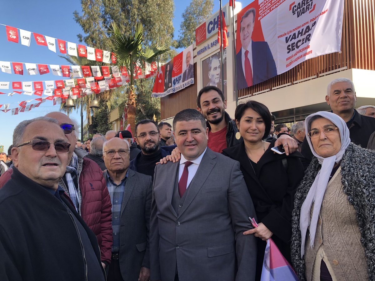 ahmetstuncer's tweet photo. Mersin Büyükşehir Belediye Başkan Adayımız Vahap Seçer’i büyük bir coşku içinde karşılayarak, zafer şarkıları söylemeye başladık.
Mersin’i yeniden almak için hep birlikte seferberlik ilan edeceğiz! 

Biz kazanacağız!
#Mersin kazanacak!

#MartınSonuBahar https://t.co/5iMgfyMICu