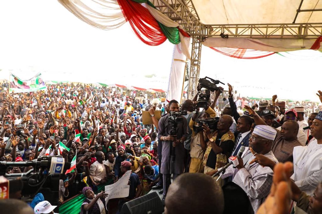 atiku's tweet photo. My fellow brothers and sisters, I want to promise you that if you vote PDP we will restore the jobs you lost. You will either get a job or get a business to do. This is a promise I am making on behalf of PDP if you vote for PDP. #PDPNigerRally #BetterNigeria #LGNWA https://t.co/ucGJEul7rx