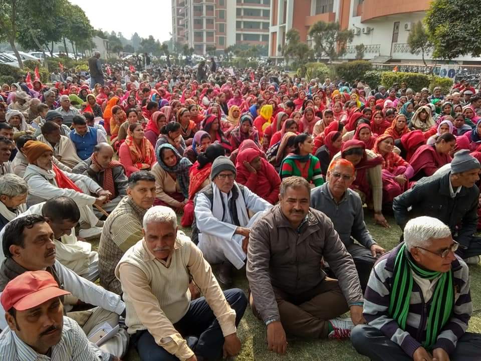 FonsiLoaiza's tweet photo. La mayor huelga de la historia tiene 0 segundos en las noticias. En la India 200 millones de trabajadores piden subida salarial, seguridad social, pensiones y que se castigue las violaciones de derechos de grandes empresas que esclavizan como Inditex y El Corte Inglés. https://t.co/MkT7RjgsI8