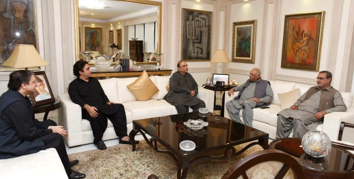 M_WaleedBaloch's tweet photo. کراچی;سابق صدر مملکت و چئیرمین پیپلز پارٹی آصف علی زرداری اور شریک چئیرمین پیپلز پارٹی بلاول بھٹو زرداری سے نیشنل پارٹی کے رہنماء و سابق وفاقی وزیر سینیٹر میر حاصل بزنجو کی بلاول ہاوس میں اہم ملاقات۔
ملاقات کے دوارن نیشنل پارٹی کے مرکزی سیکرٹری جنرل جان محمد بلیدی بھی موجود تھے۔ https://t.co/9E7iyBD0Nn