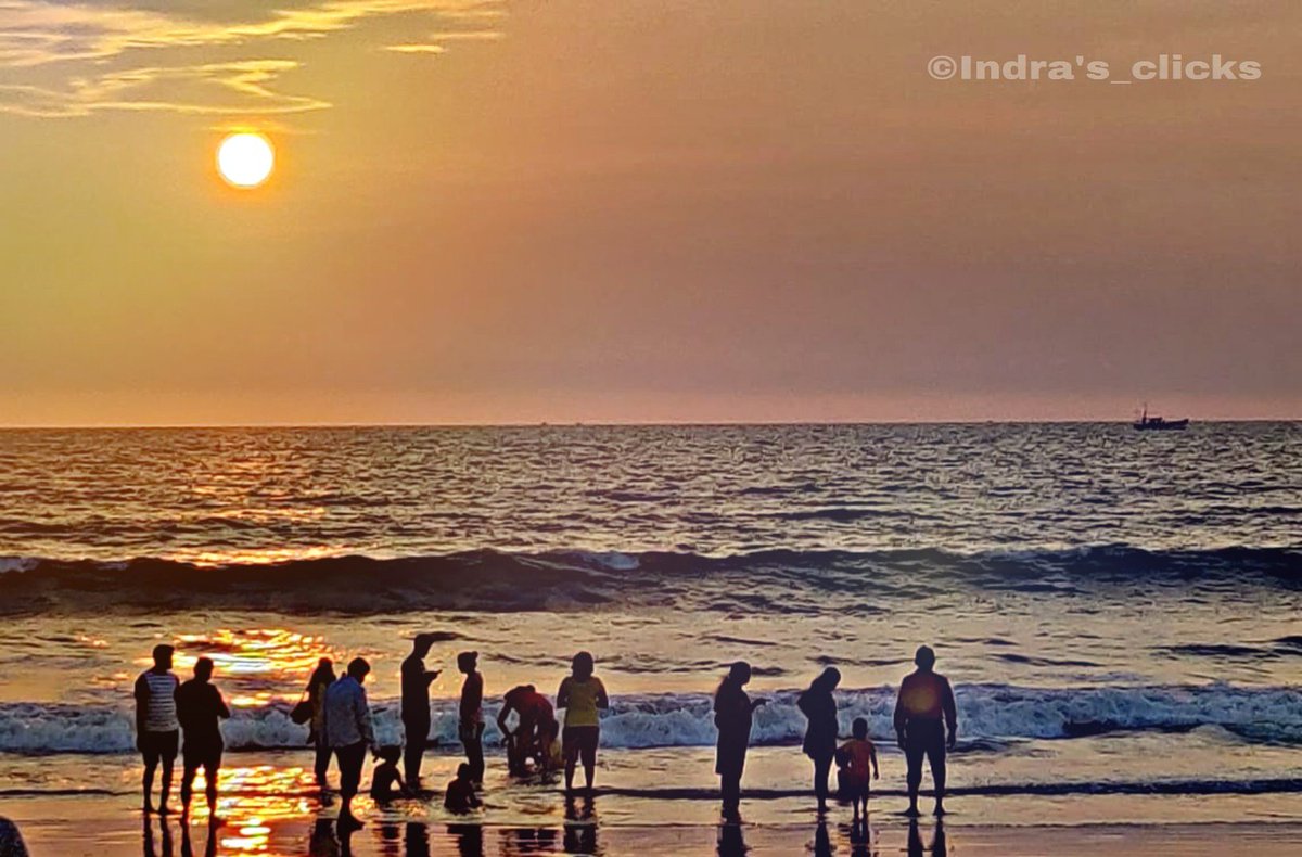 IndraClicks's tweet photo. Every sunset brings the joy of the person to the next-door 🌅
.
.
@indras_clicks
.
.
#landscape #nature #naturelovers #natureclick #friendship #sunday #sun #set #sunset #enjoyments #beach #life #beachbody #manglore #beauty #nikond7200 #clickmode #nikon_photo #nikonlovers #India https://t.co/pQT8yHbYiR