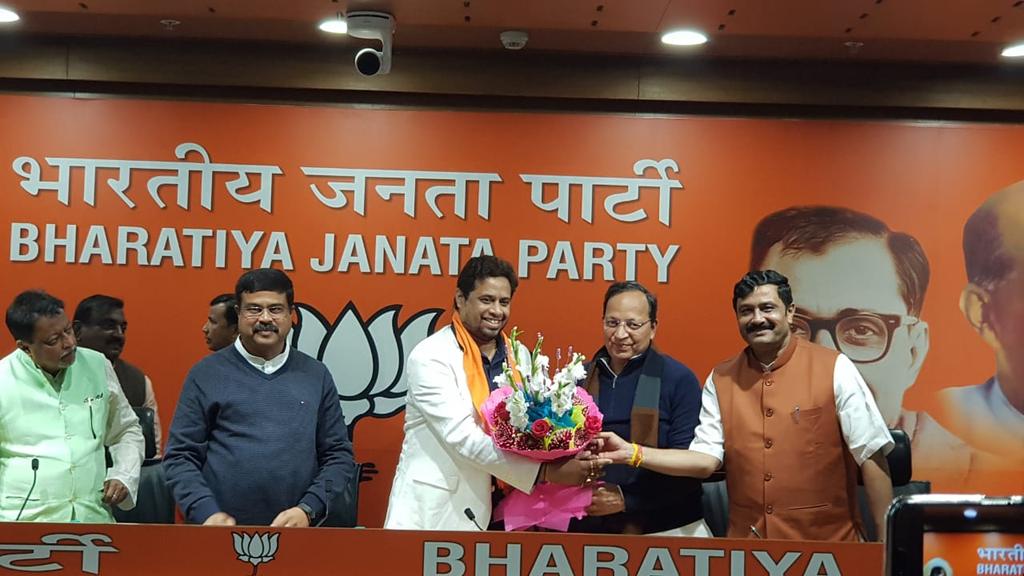 amritpayraBjp's tweet photo. Welcome Soumitra khan ji to @BJPBengal 
#der_aaye_durust_aaye
It just beginning before 2019 election
He comes with modi's masterstroke #QuotaBill What a entry👍
#ModiOnceMore 
#ModiForPM2019 

@MukulR_Official 
@DilipGhoshBJP 
@RahulSinhaBJP 
@BJP4Bengal 
@BJPBengal https://t.co/OObYi6jocJ