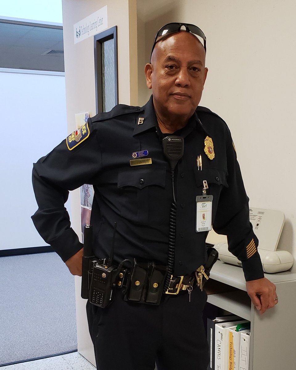 HNGCBears's tweet photo. Thank you @AliefISDPD for all that you do, and thank you, Officer Hayes, for keeping the HNGC community safe and your twenty plus years in law enforcement! #NationalLawEnforcementAppreciationDay #twentyplusyears #keepingbearssafe #aliefproud #aliefmission @AliefISD @HNGCLibrary https://t.co/sCngn9xHSB