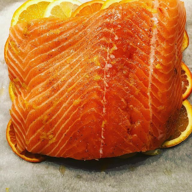 Zalm uit de lauwwarme oven (voordat ie de oven in gaat). Superrecept uit Zout Vet Zuur Hitte van #saminnosrat #easy #delicious #100%succes bit.ly/2sldlrn