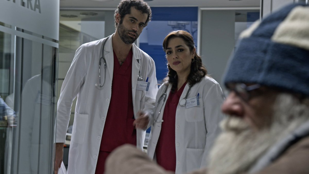 Continúa #Centromedico y la Dra. Vega se enfrentará a su primer caso bajo la supervisión del nuevo director, el Dr. Herrera. #tve #series #salud #tv