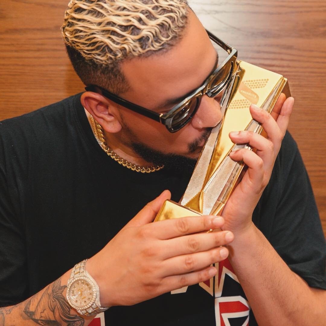 Itumeleng93_'s tweet photo. @akaworldwide wins big at the @SOUNDCITYtv Awards in Nigeria read all about it on @sshmag https://t.co/K0m40C2svZ https://t.co/0TgRbKjdFK