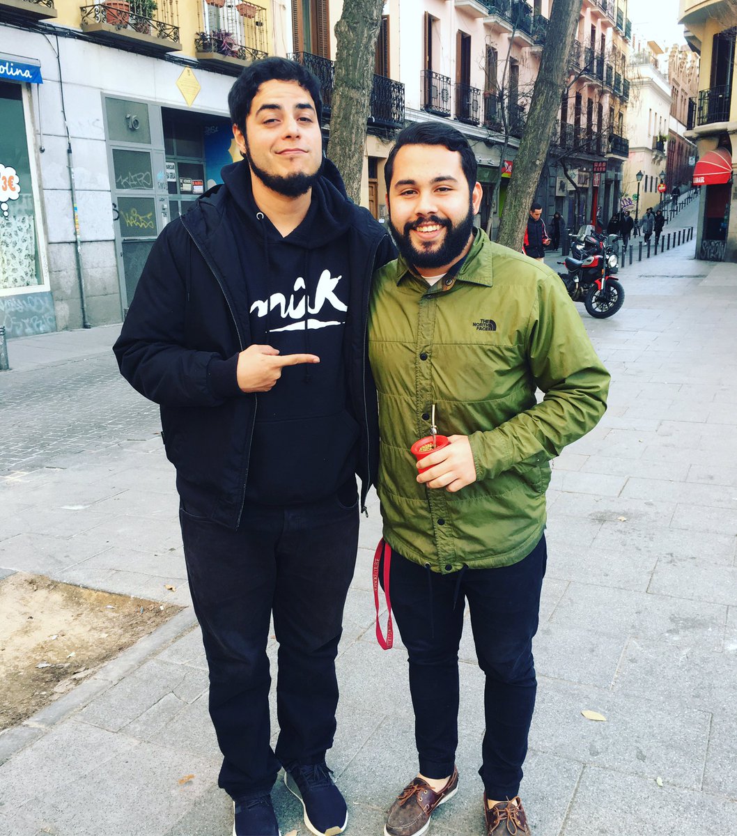 AlexeiPlaza's tweet photo. Estaba en mi viaje diario a #Comaland y vengo a encontrarme con este ÍDOLO !! @davidsainz  disculpa que me dirigí a ti como “Negro” 😅 fue la emoción del momento. No todos los dias uno se encuentra al futuro presidente de la nacion😂😂 https://t.co/qClhaYeX5a