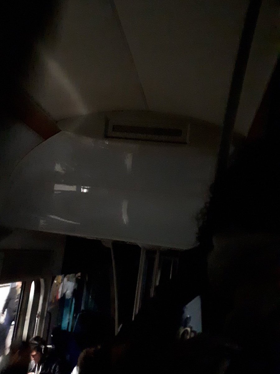 C'est tellement mieux de laisser les usagers attendre dans l'obscurité #sncf, la bonne année ! #garesaintlazare #LigneJ