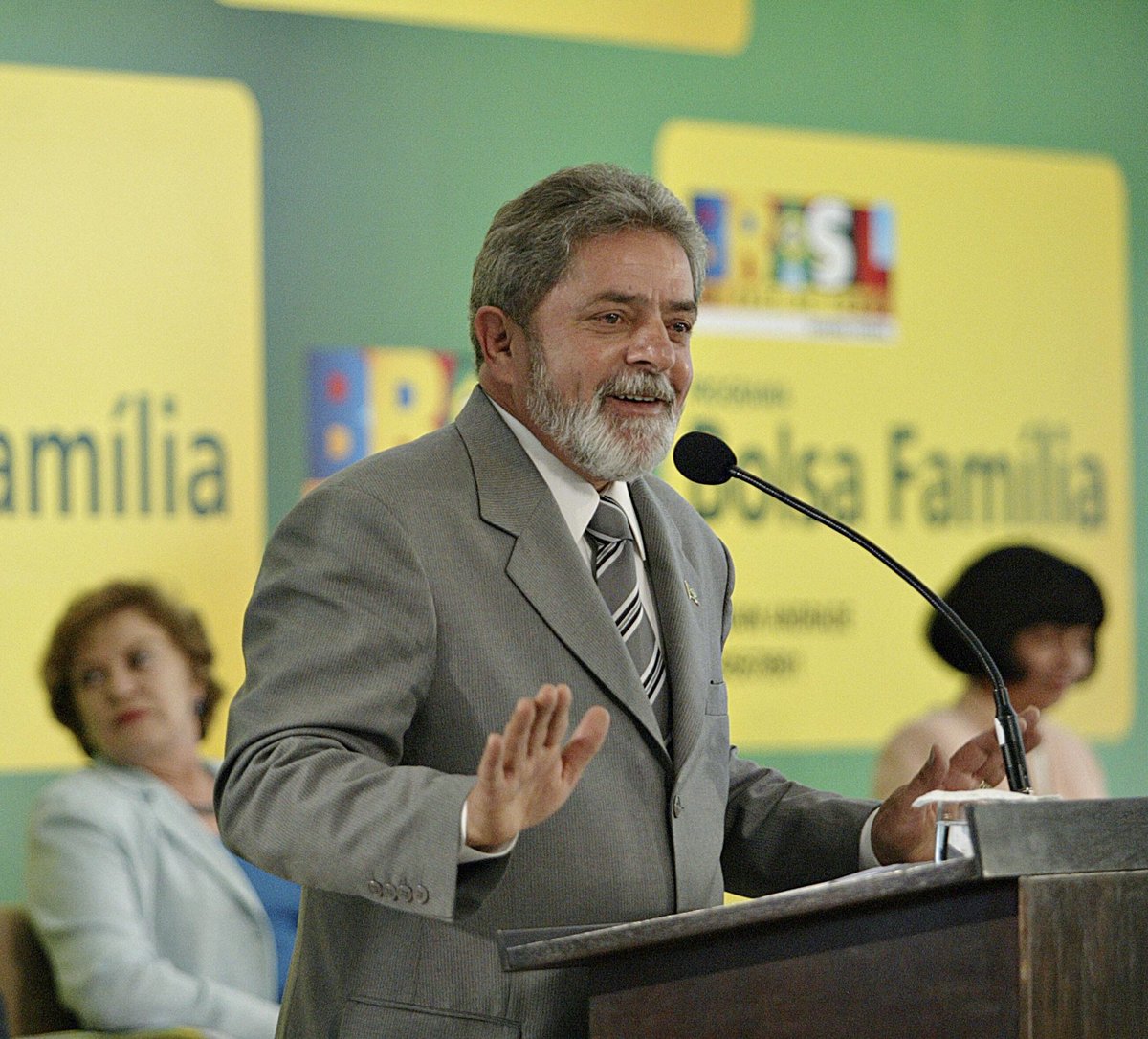 LulaOficial's tweet image. 15 anos do Bolsa Família

“Se, ao final do meu mandato, todos os brasileiros tiverem a possibilidade de tomar café da manhã, almoçar e jantar, terei cumprido a missão da minha vida” - Lula

Foto: Ricardo Stuckert