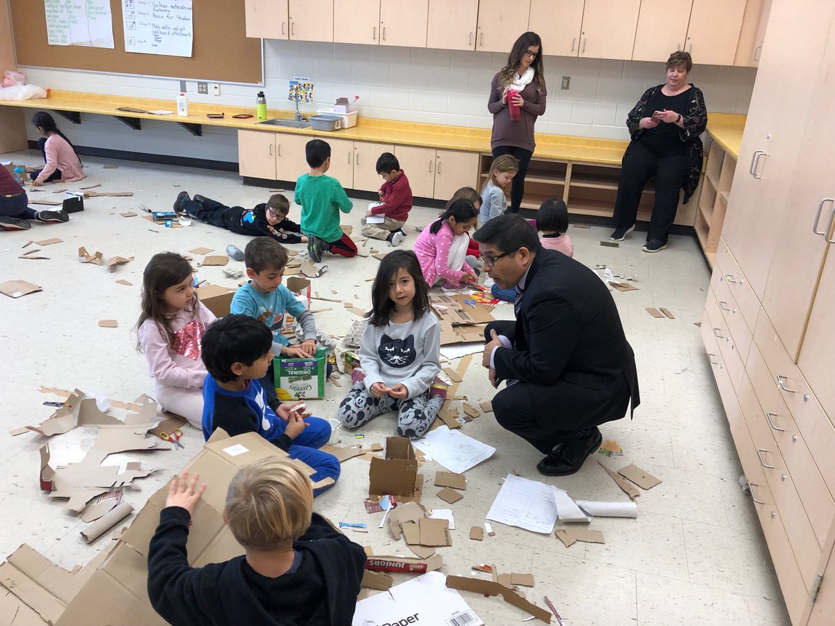 ⁦@PDSB_Director⁩ building a community of inquiry and exploration.