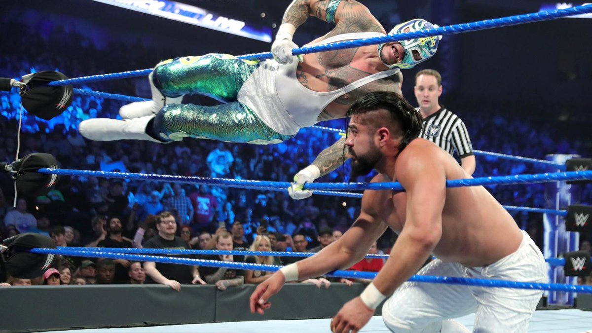 El Ídolo @AndradeCienWWE  tumba a <a href="/reymysterio/">♛Rey Mysterio❔</a> en una ESPECTACULAR LUCHA DE PAREJAS en #SDLive.

¿Quién de los dos te gusta más en el ring? 

🎥 VIDEO: bit.ly/2H0Eo5m