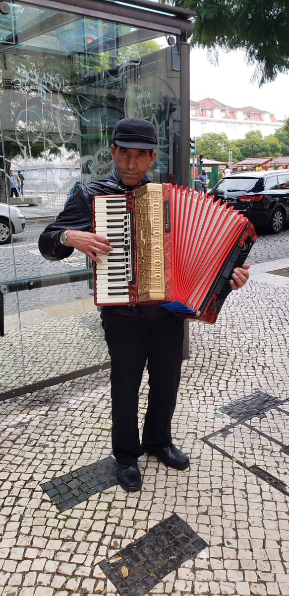 braingiraffe's tweet photo. Street musicians do market research to maximize their earning potential. Where do they sound the best? What time, location and audience accessibility is taken under consideration. Do you?#CustomerExperience #ExperiencePortugal #CustomerResearch https://t.co/SUPJn0qRl3