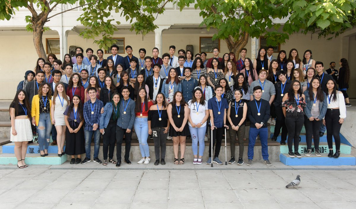 sip_colegios's tweet photo. Ayer vivimos una ceremonia emocionante junto a los mayores puntajes #PSU2018 de los alumnos que egresaron de nuestros colegios. Estamos orgullosos de sus logros y seguros de que el futuro les traerá grandes recompensas. Mira la galería de fotos aquí: link: https://t.co/sS88Cy31MA https://t.co/5TGKFdgcxV