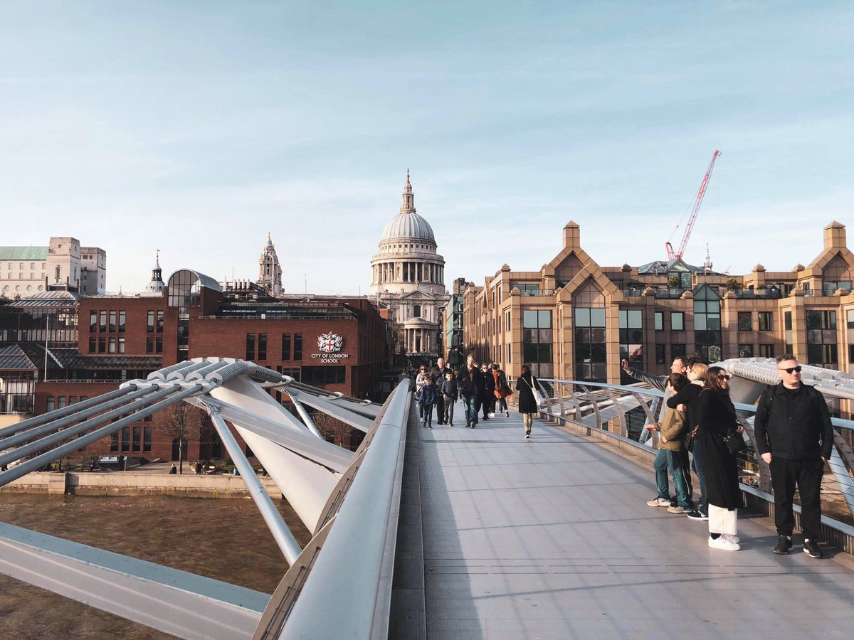 Every year, many Canadians study law in the UK due to the high quality of British universities, alongside the reduced costs of studying for 4 years 👩🏻‍⚖️
To learn more about studying law in the UK, come along to one of our fairs: ow.ly/c9J030nawKy 
📷 Paul Reader