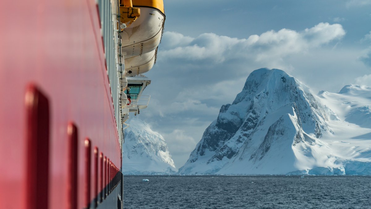susankime's tweet photo. #COLORFUL #Antarctica Thx @Hurtigruten #Expeditioncruise @OysteinKnopf #blessedtobethere Thx @JustLuxe https://t.co/IkjeJQCODC https://t.co/YhOe6BeyeV