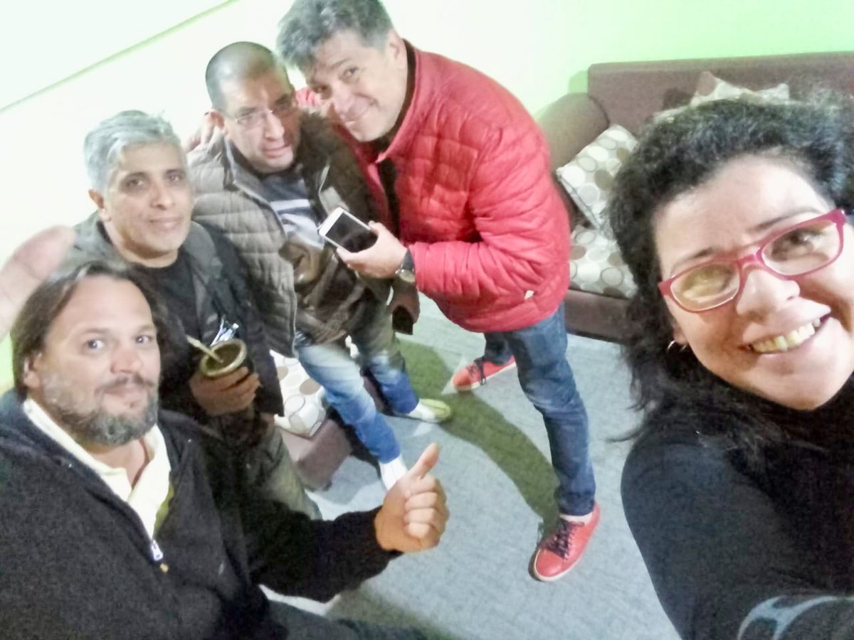 FABIANBANCHERO's tweet photo. #SantaCruz #LosAntiguos 🇦🇷🍒⛰🎤☀️🎼😜🍒Viviendo con x #ElHombreDeLosLentesROJOS  radio @ElMundoAM1070 ⭕️⭕️la Fiesta Nacional de la Cereza #FNC30  Esta noche @AbelPintos Y muchos artistas más, aquí con mis compañeros de escenario GRACIAS! Es un honor acompañarlos @losantiguostur https://t.co/DUpV05tHQD