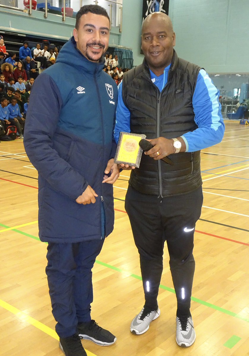 LangdonSSP's tweet photo. 😎Please see Avenue Primary receiving their @YourSchoolGames #Gold #Gamesmark Award. #WELLDONE 🏅⚽️🏀🏐🎾🏈🏓🏑🏏🤾♀️🤸🏽♂️🎽🏆 https://t.co/CrHjmR62qM