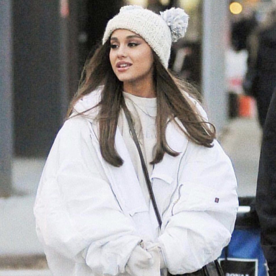 VotingArianagbr's tweet photo. CEM COMENTÁRIOS AQUI GO

#ThankUNext #BestMusicVideo #iHeartAwards 
@ArianaGrande https://t.co/zqXjyV7fLc