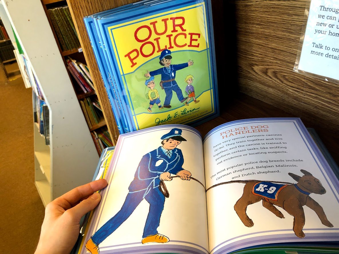 ABCBooksMo's tweet photo. It's National Law Enforcement Appreciation Day! Thank an officer for their service today! 👮‍♀️🚓🚨👮‍♂️

#NationalLawEnforcementAppreciationDay #backtheblue #bibliophile #bookish #book #booklovers #literature #reading #amreading #books #booklover  #bookworm #springfieldmo https://t.co/8Nm0gXuksZ