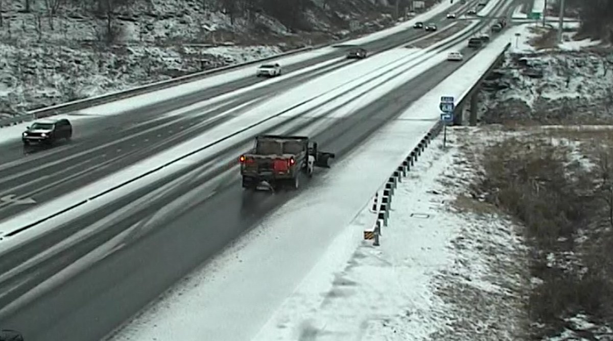 WV511's tweet image. wintry and cold conditions this evening. Some roads could become snow covered during snow squalls  overnight into Thursday morning.  Plan ahead for winter driving conditions statewide, watch the bridges and overpasses as any wet road surfaces this eve could become icy.