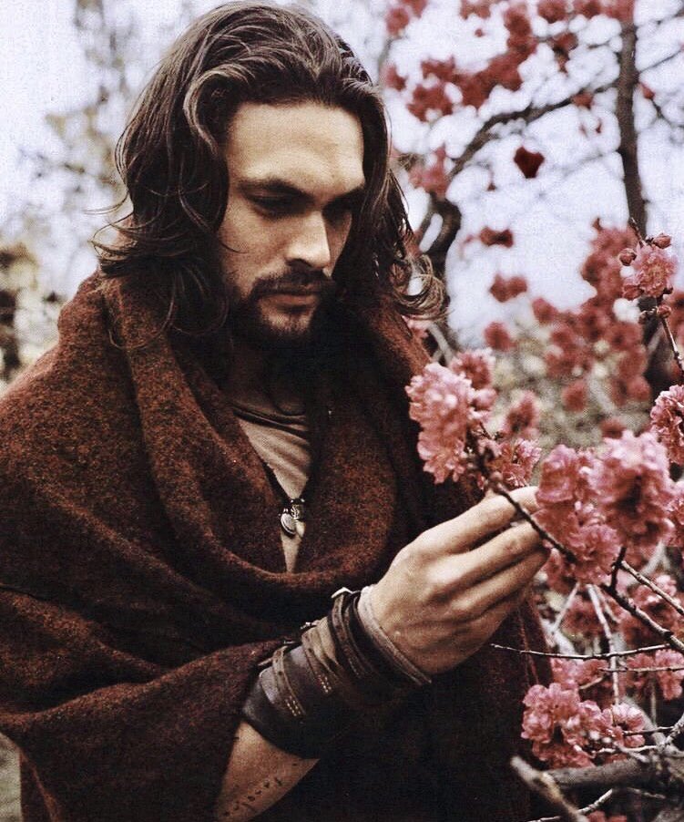 myvillaneve's tweet photo. jason momoa is out there looking like a five course meal. https://t.co/69vgF110K3