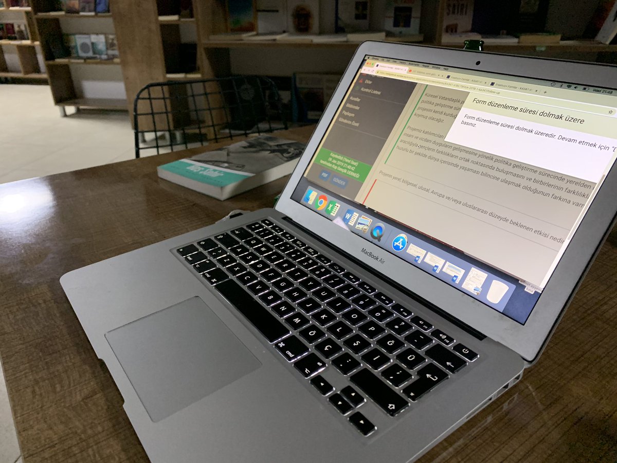 KOP Gençlik Atölyesi ve KOP Gençlik Kitap Kahvemiz açıldığı ilk günde gençlere ev sahipliği yapıyor. Kimi ders çalışıyor, kimi kitap okuyor, kimi proje yazıyor ama farklılıklar bir arada buluşuyor...