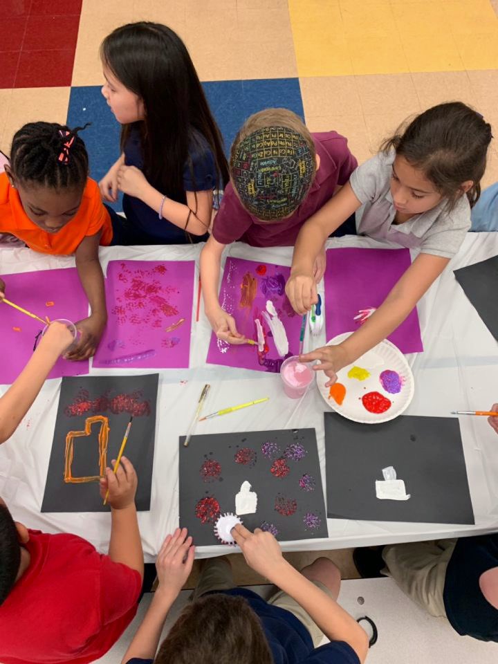 HRESAfterschool's tweet photo. Showing our little ones how to use non traditional materials to finish their New Year firework paintings! One of our programs New Year resolutions is to have our students try new things!🌟🎨🎇 #GrowingLeaders https://t.co/osz7gFru0r