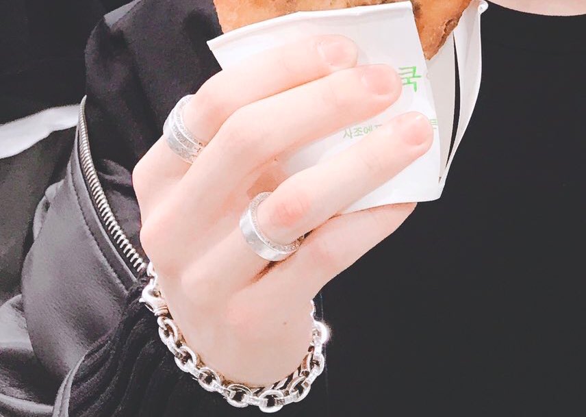 The Ring that debuted last 2016 has been very active lately My question is, did it really went hiatus all these years? Or it was just hidden behind cam? Coz the last pic was taken during the recent BB & the owner wasnt wearing it during the event!  #taekook