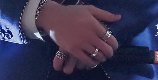 The Ring that debuted last 2016 has been very active lately My question is, did it really went hiatus all these years? Or it was just hidden behind cam? Coz the last pic was taken during the recent BB & the owner wasnt wearing it during the event!  #taekook
