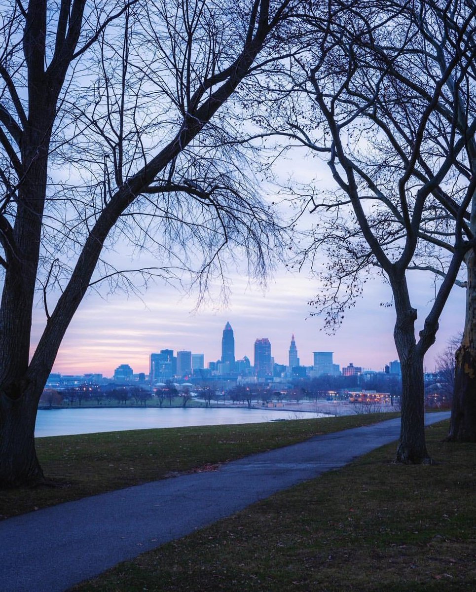 cywilloughby's tweet photo. A perfect city view from Edgewater Beach by @nickhoeller via IG.

#courtyardwilloughby #cleveland #clevelandohio #edgewaterbeach #explorecleveland #downtowncleveland #clevelandview #cityview https://t.co/PTABSDCVpT